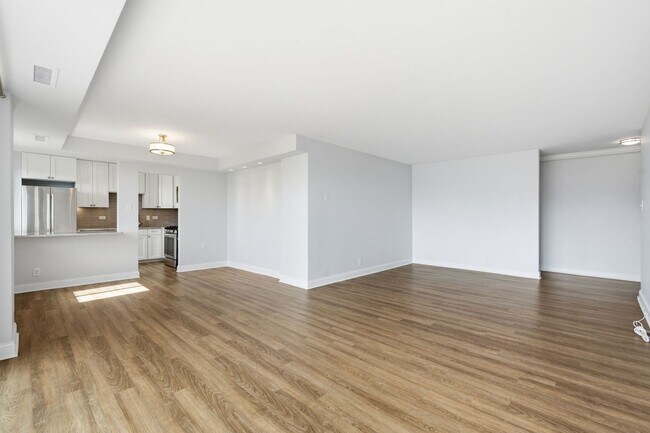Building Photo - Bright Top-Floor 2BR Condo in The Whitehall with Garage Parking!