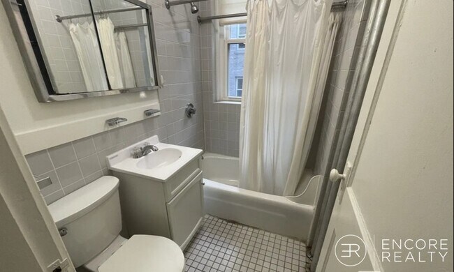 Building Photo - 143 Park Dr