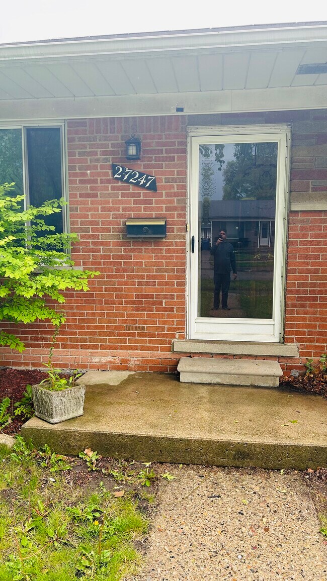 Foto del edificio - 27247 Pembroke Dr