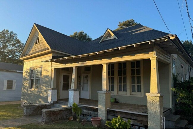 Foto del edificio - 721 Pearl River Ave