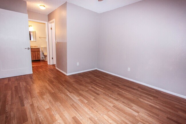 Foto del edificio - 2 Bedroom 2 Bath Condo in Montana Terrace