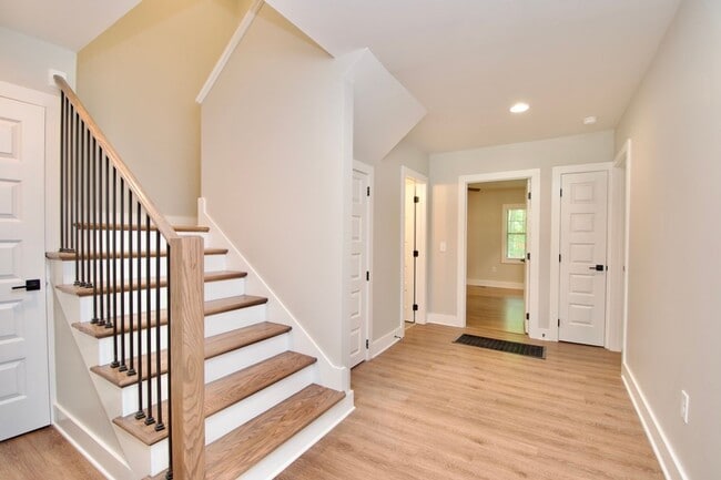 Building Photo - Now Leasing for Fall 2025! $800 Per Bedroo...
