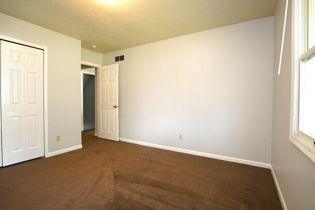 Building Photo - Osceola Properties for V.S.T