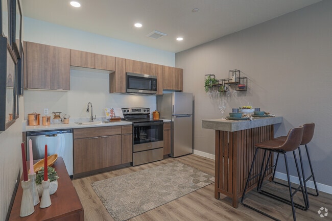 Interior Photo - Streamliner 87th