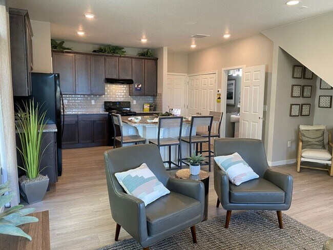 Foto del edificio - IMMACULATE 3 BED 3 BATH FORMER MODEL HOME ...