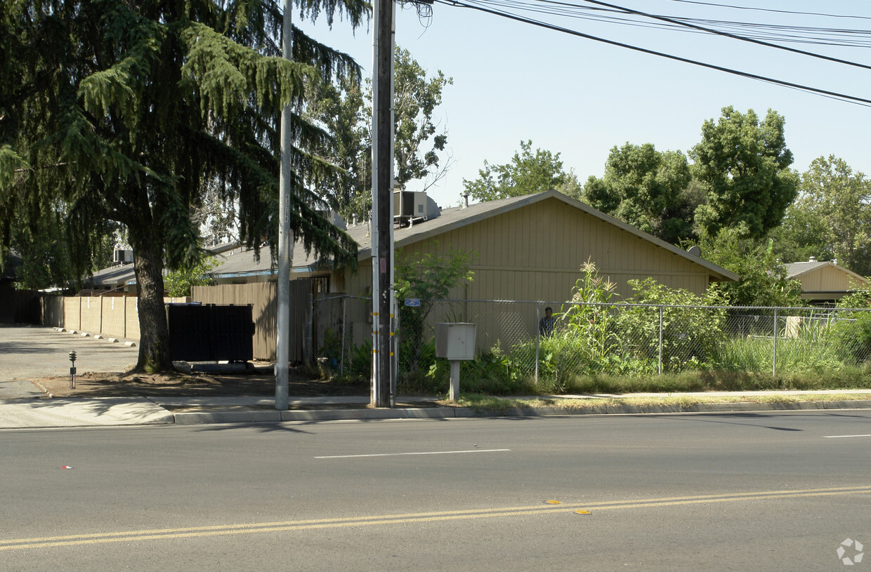 Foto principal - 5222 E Tulare Ave