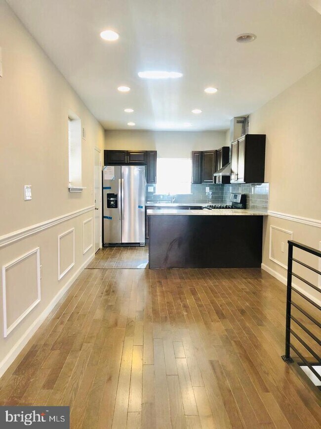 Dining Area/Kitchen - 916 Daly St