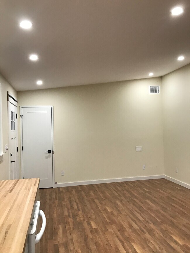 De la rampa, armario para abrigos y área de comedor - 22620 K St