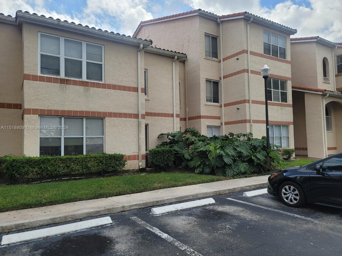 Primary Photo - 3320 Pinewalk Dr N