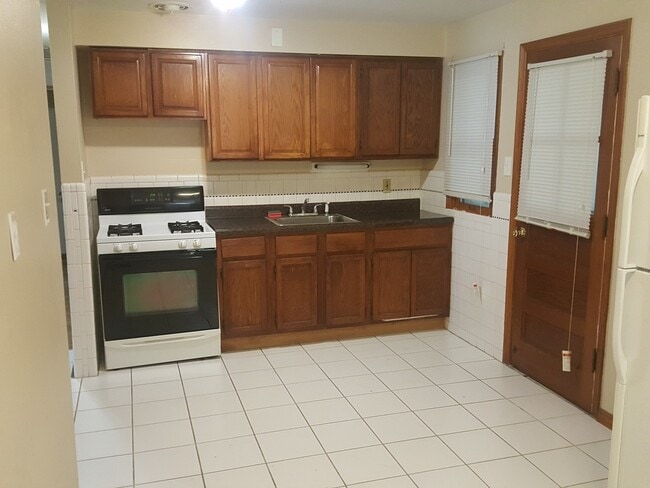 Building Photo - 3 Bed 2 Bath home with partially finished ...