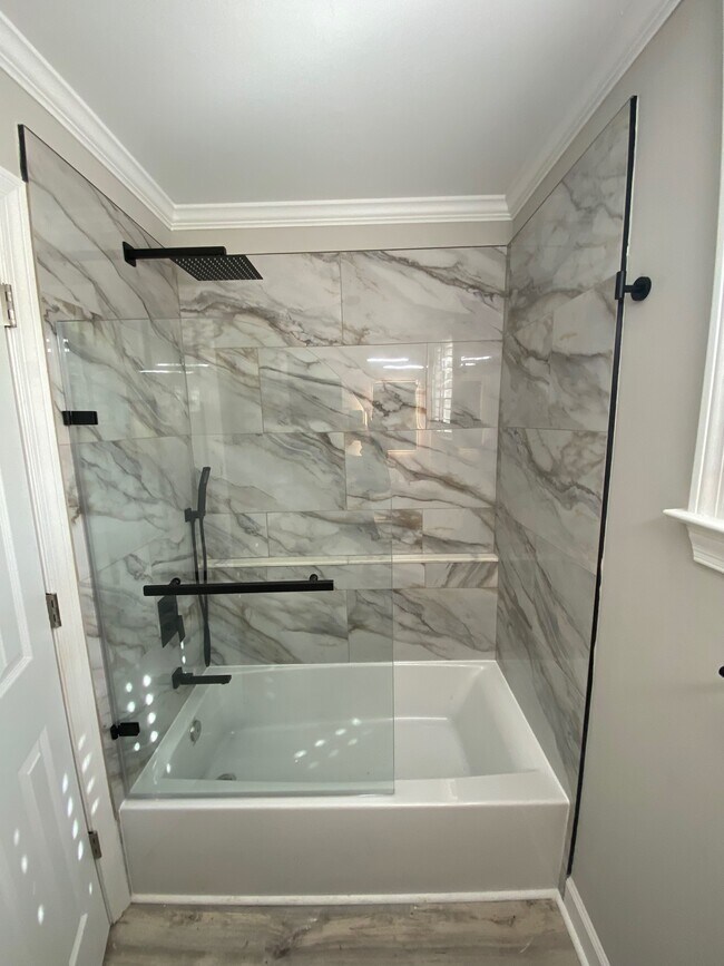 Marble finish new fixtures, tub and glass splash guard - 430 Lindbergh Dr NE