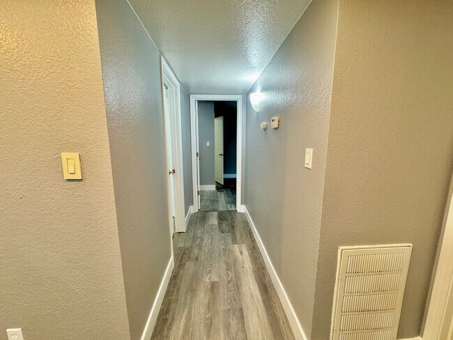 Foto del edificio - Cozy 2 Bedroom 1 Bath Available 09/01/2025