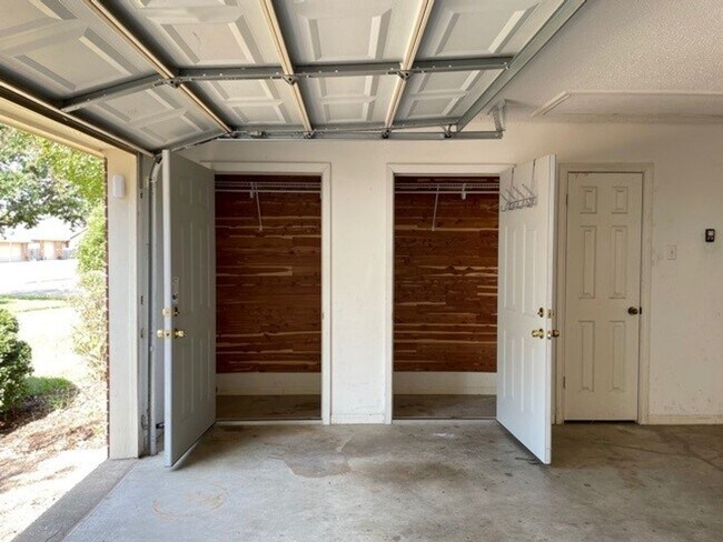 Foto del edificio - Available Now! No Pets! Beautiful 4 bed/2....