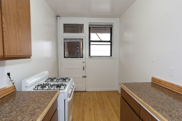 Building Photo - 814 W Waveland Ave