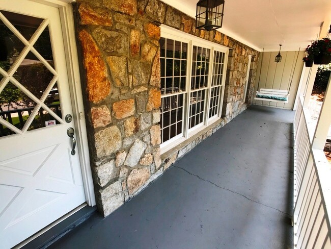 Foto del edificio - Beautiful renovated Walton HS split level ...