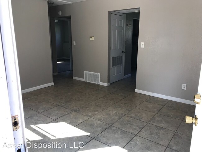 Building Photo - 540 NE Park Ln