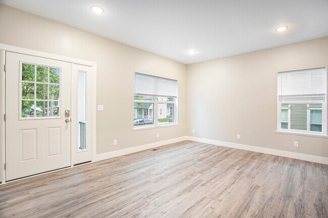 Foto del edificio - 738 Sinclair Ave NE
