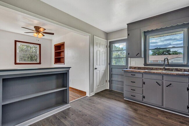 Building Photo - 708 Fairhurst Dr