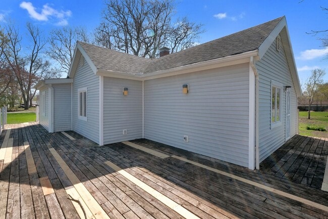 Building Photo - 2 Bed, 1 Bath Updated House in Savoy - AVA...