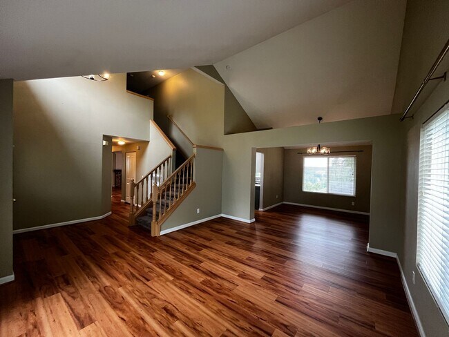 Building Photo - Beautiful Home with an Incredible View of the Olympic Mountains!