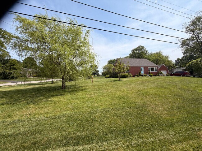 Foto del edificio - Hilltop Charm in Floyds Knobs – Spacious All-Brick Beauty with Room to Grow!