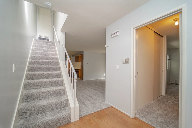 Building Photo - Beautiful 4 Bd Townhouse