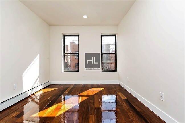 Building Photo - NEWLY RENOVATED COZY 3 BEDROOMS/ 2 BATHROO...