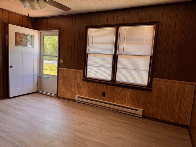 Foto del edificio - 3 bed, 1 bath brick home located in Troy