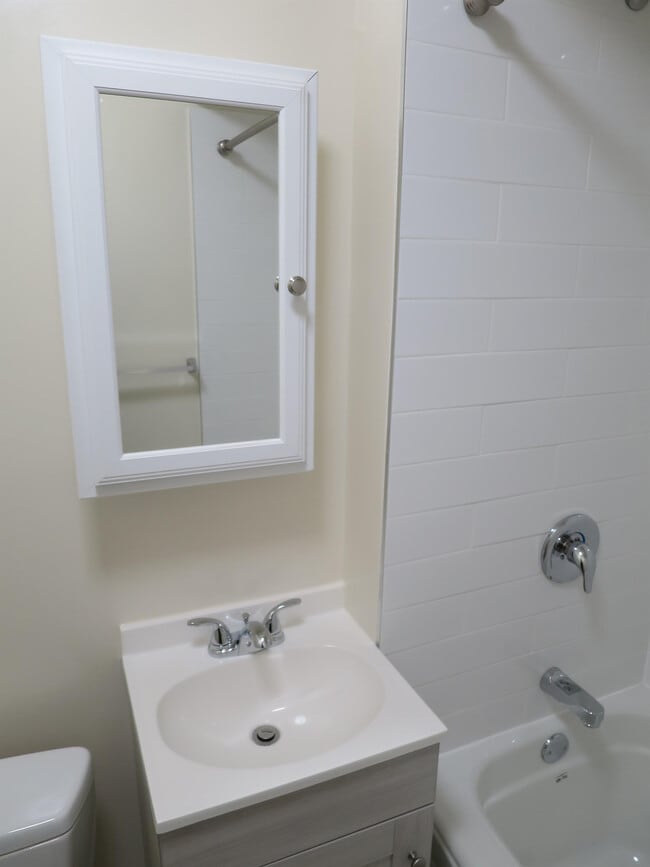 Building Photo - 2150 Cadboro Bay Rd