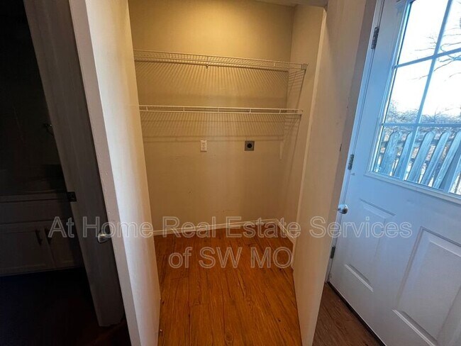 Foto del edificio - 747 Kings Carriage Rd