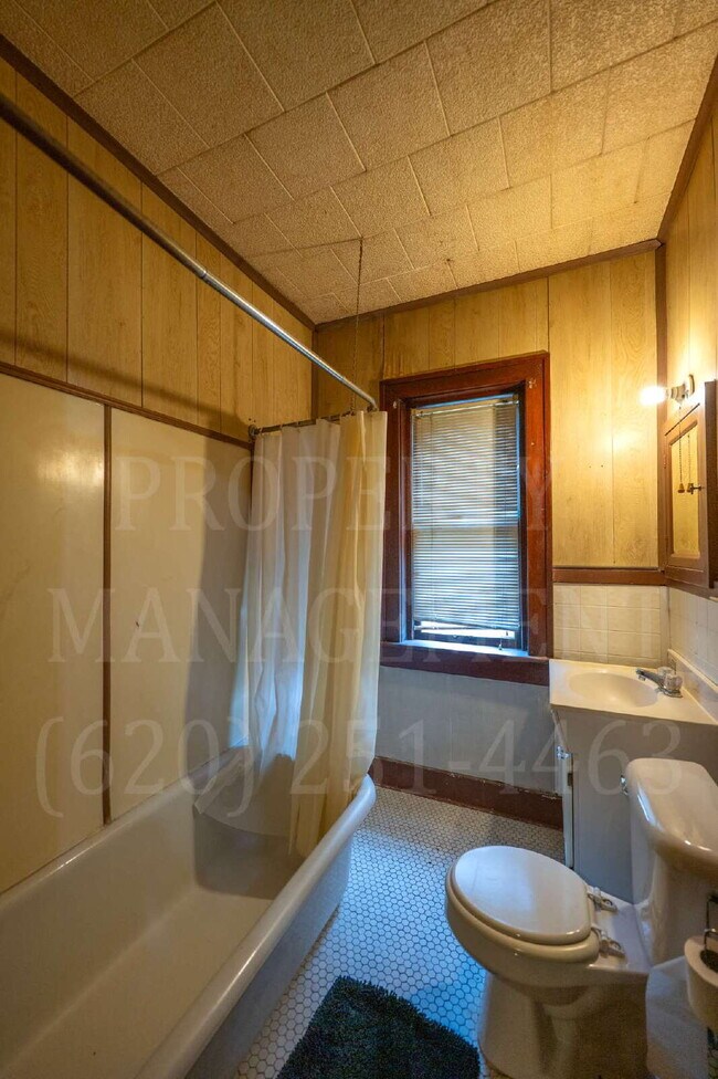 Building Photo - Studio Apartment - All Bills Paid