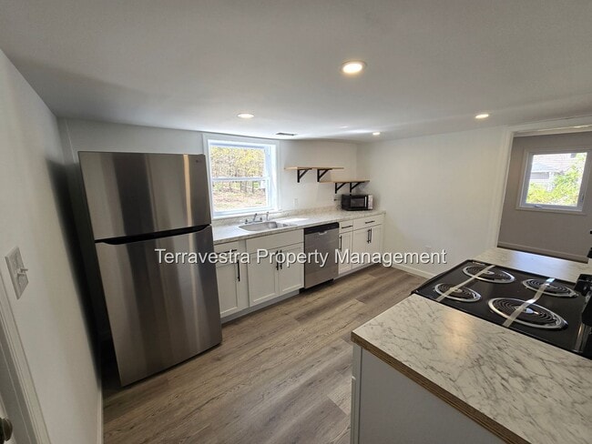 Building Photo - Renovated 4 Bed Single Family Home