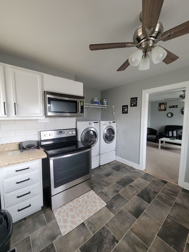 Building Photo - 408 Hanbury Ave