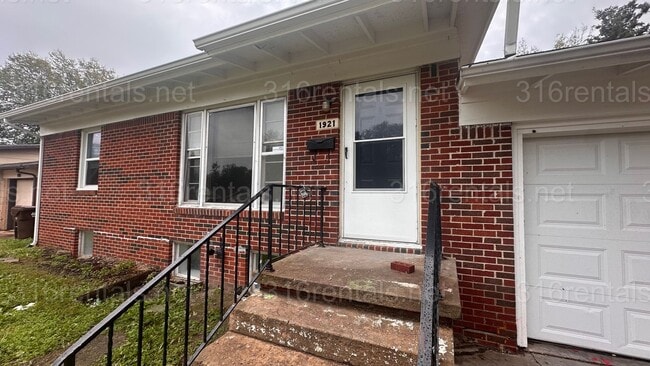 Building Photo - $1250 - 3 bed 1 bath with basement - Singl...