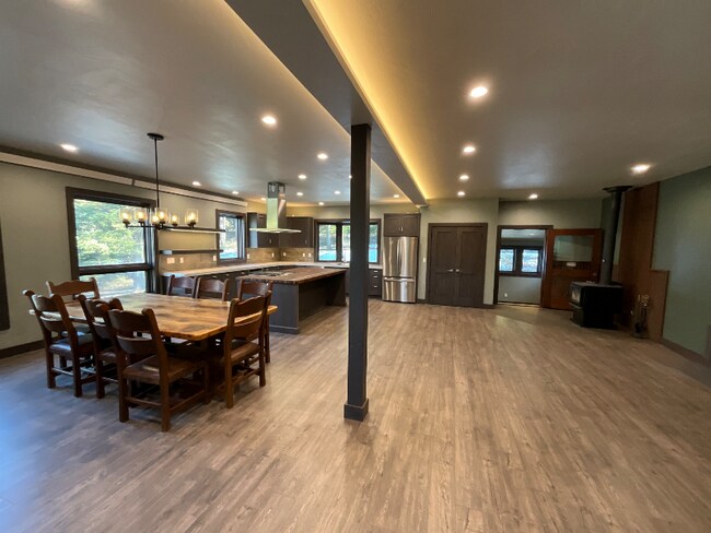 Foto del edificio - 245 Twin Bridges Rd