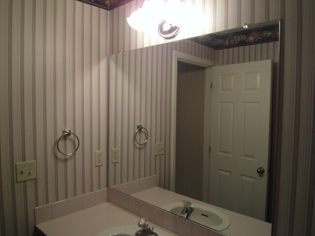 Building Photo - Great Brentwood Forest Home Available soon!!!