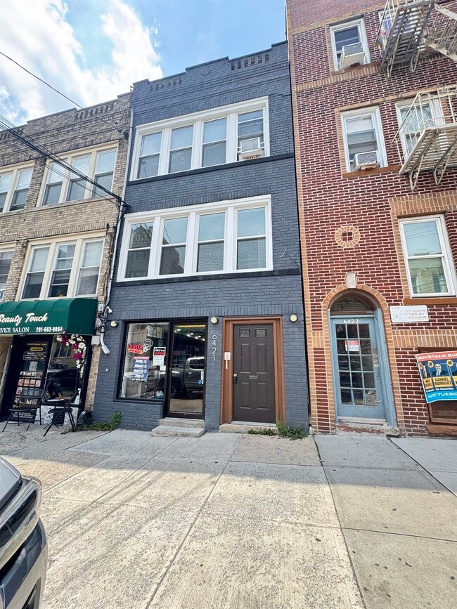 Foto del edificio - 6421 Hudson Ave