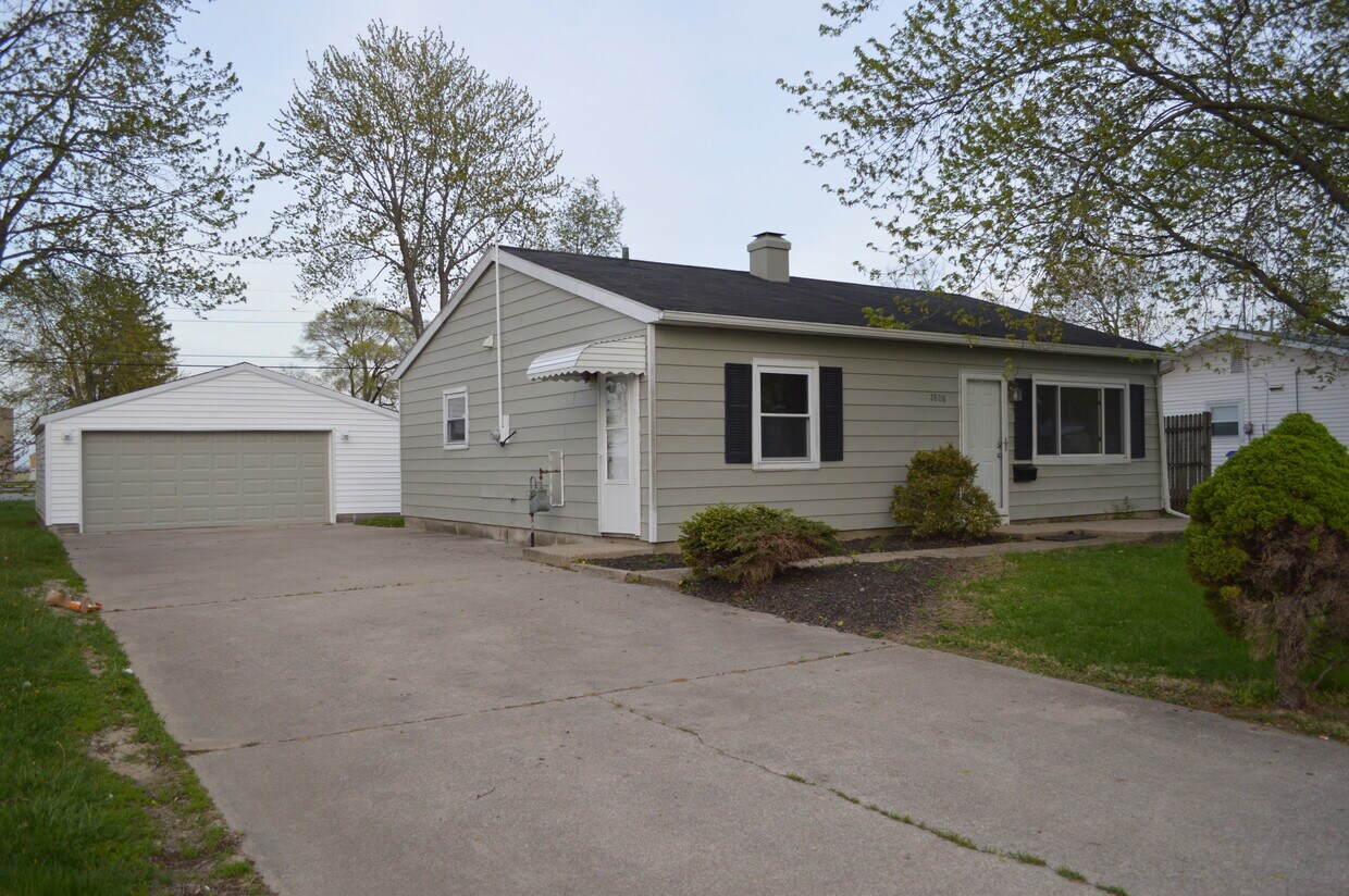 Front of House/ Garage - 2808 N Delphos St