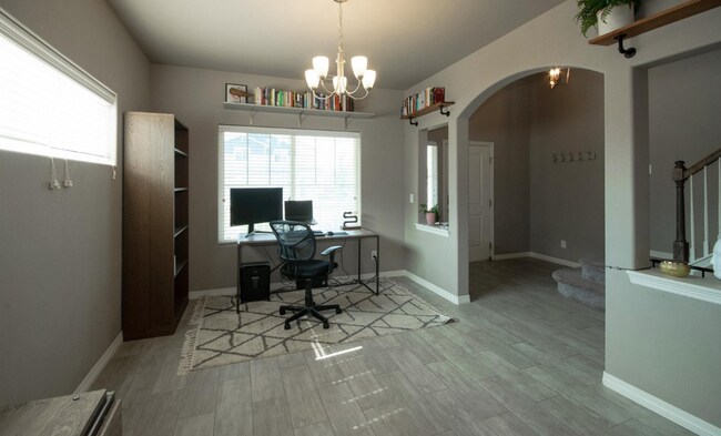 Foto del edificio - Spacious 4-Bedroom Home with Office, Loft ...