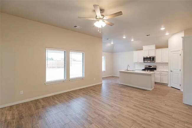 Building Photo - Beautiful Brand New Home in Mustang Schools