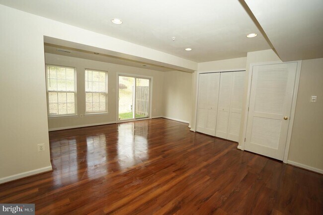 Building Photo - 7053 Oak Grove Way
