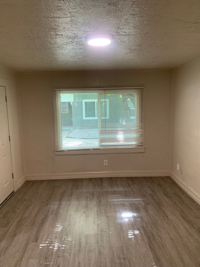 Building Photo - 614 E 600 S