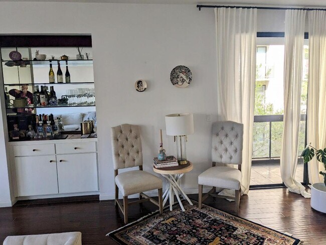 Foto del edificio - 324 N Palm Dr