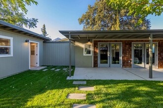 Building Photo - 915 E Matilija St