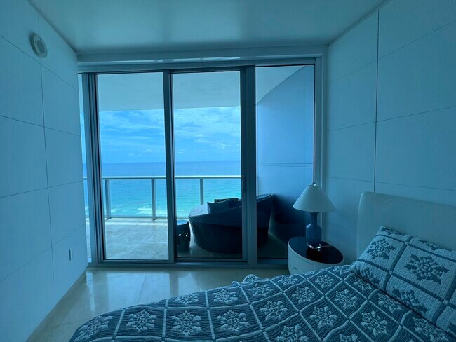 Building Photo - 17001 Collins Ave