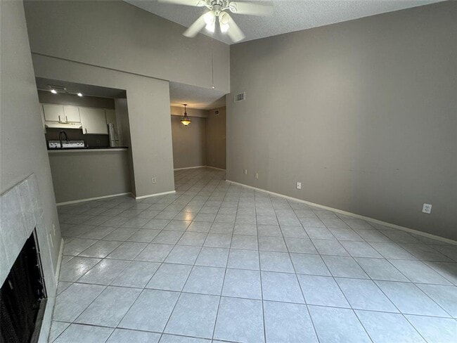 Building Photo - 7128 N Holiday Dr