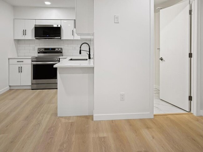 Building Photo - 1.0 bedroom in Edmonton Alberta T6W 1A4