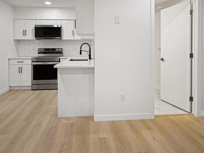 Photo du bâtiment - 1.0 bedroom in Edmonton Alberta T6W 1A4