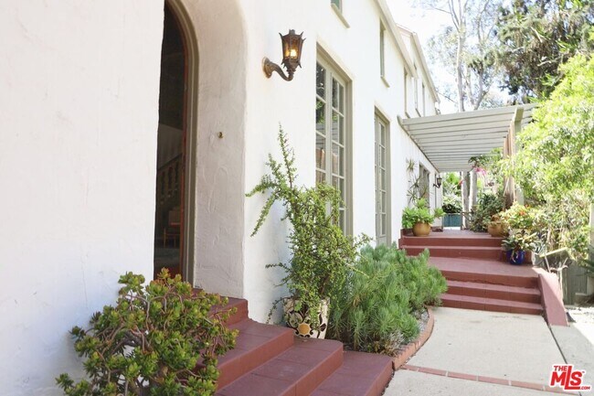 Foto del edificio - 8012 Lark Ln