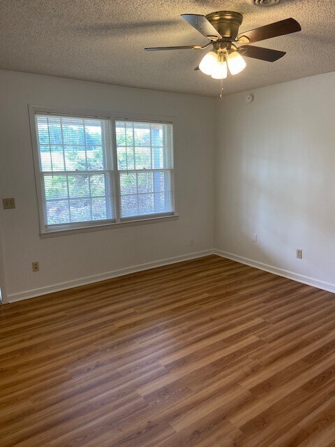 Foto del edificio - 305 Pelham Creek Dr